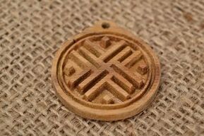 Los amuletos de buena suerte están hechos de madera y arpillera. 