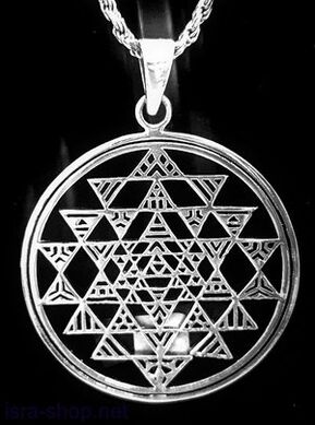 Un amuleto de la suerte de metal en forma de colgante. 