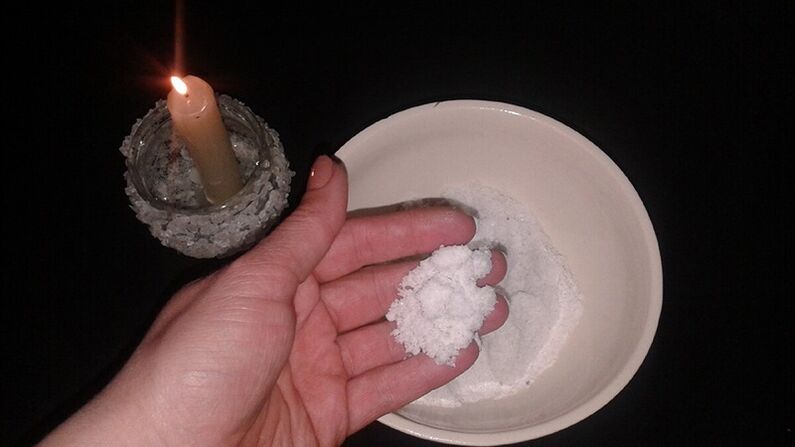 Puedes limpiar amuletos con sal. 
