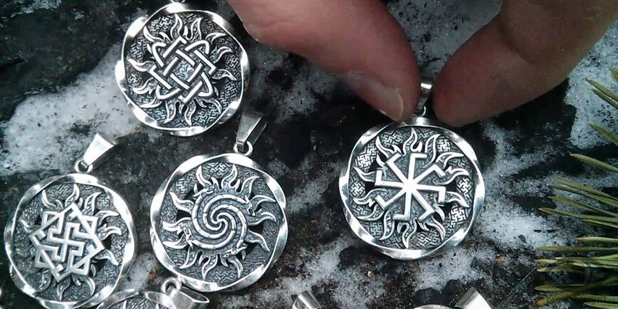 Amuleto eslavo de plata que atrae riqueza