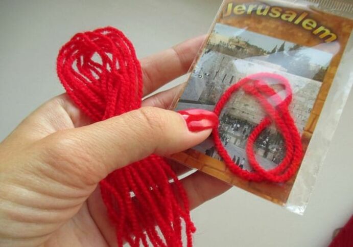 Hilo rojo de Israel como amuleto de la suerte.