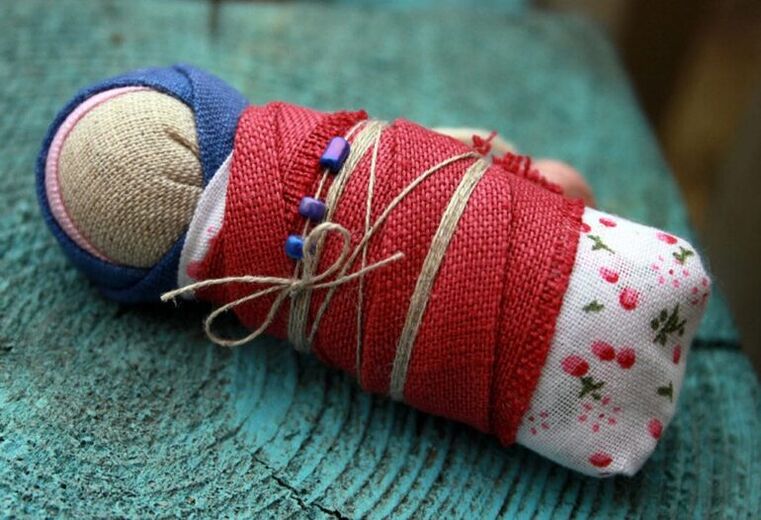 muñecos de pañales como amuletos de salud